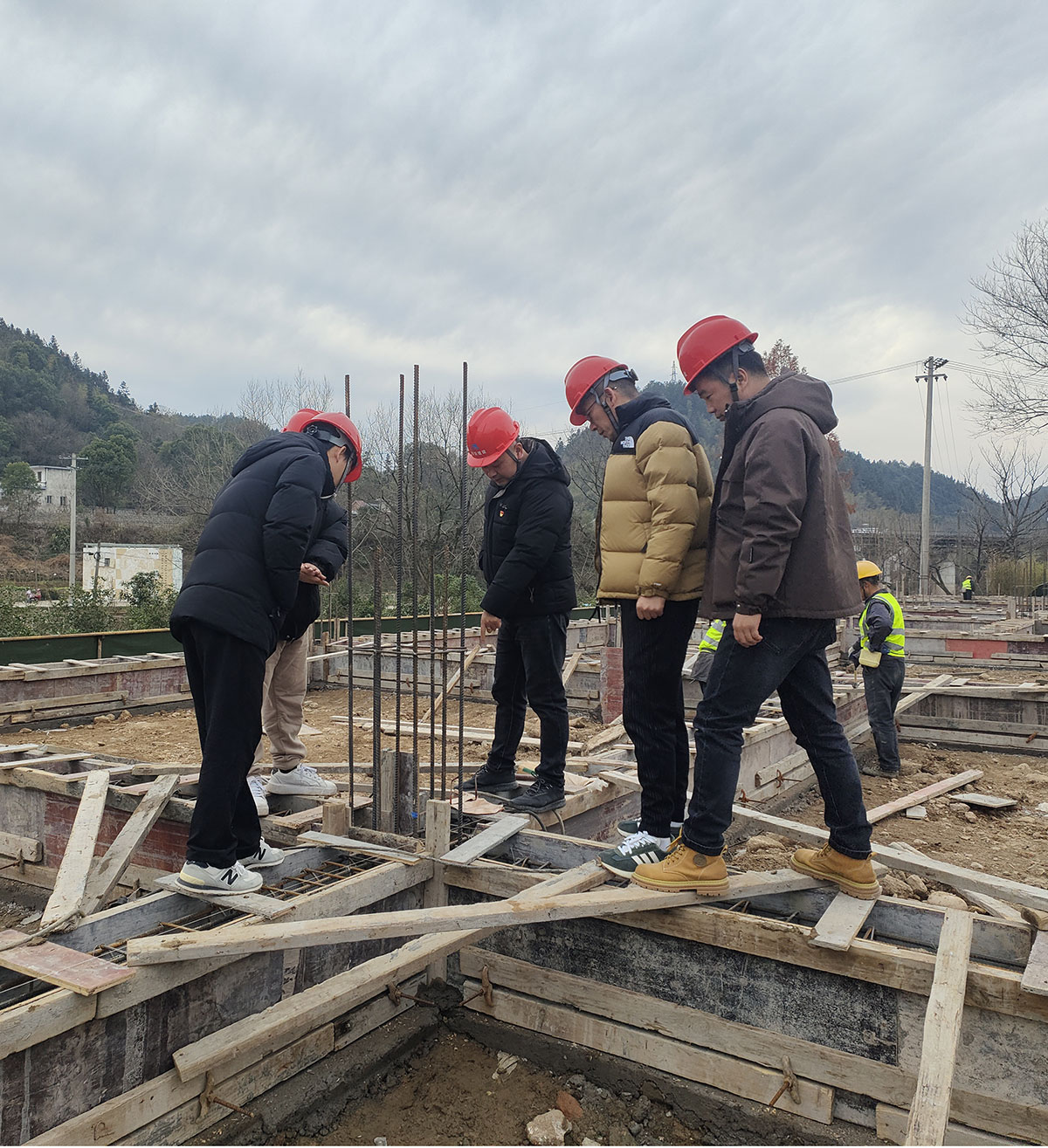 黨建引領(lǐng)進工地，支部聯(lián)動促發(fā)展